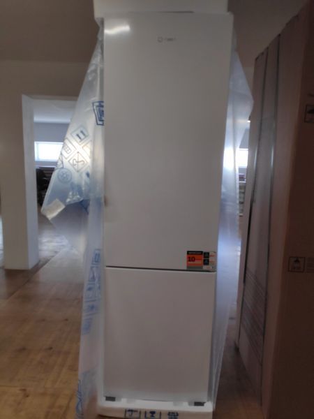Indesit INKS 1401 W4 Indesit INKS 1401 W4 фото
